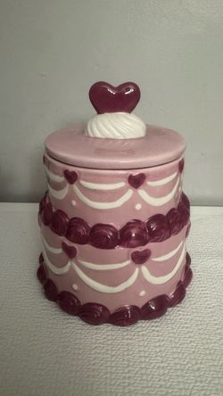 Ceramic Cake Cookie Jar with Heart Lid