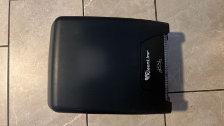 Klee line hands-free towel dispenser