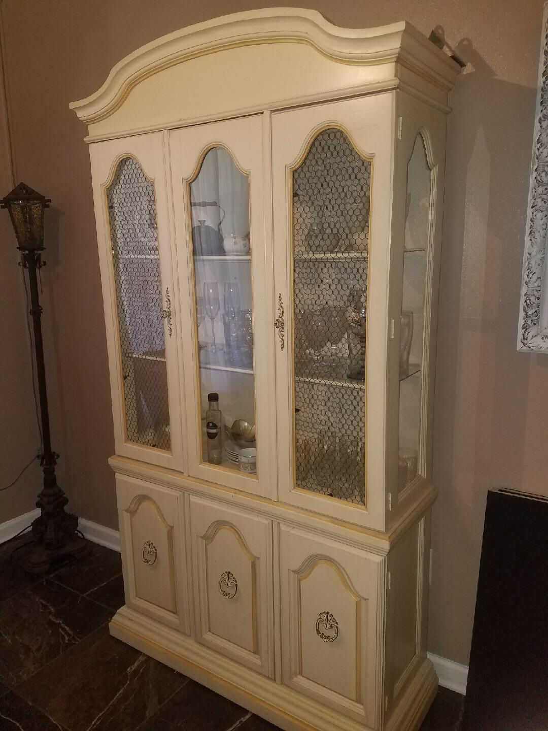 China Cabinet / Hutch