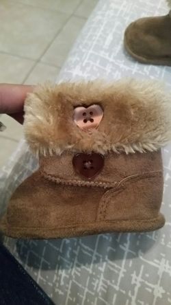 Lil girl boots n lil slipper socks size 0