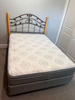 Full Size Bed w/ Comforter