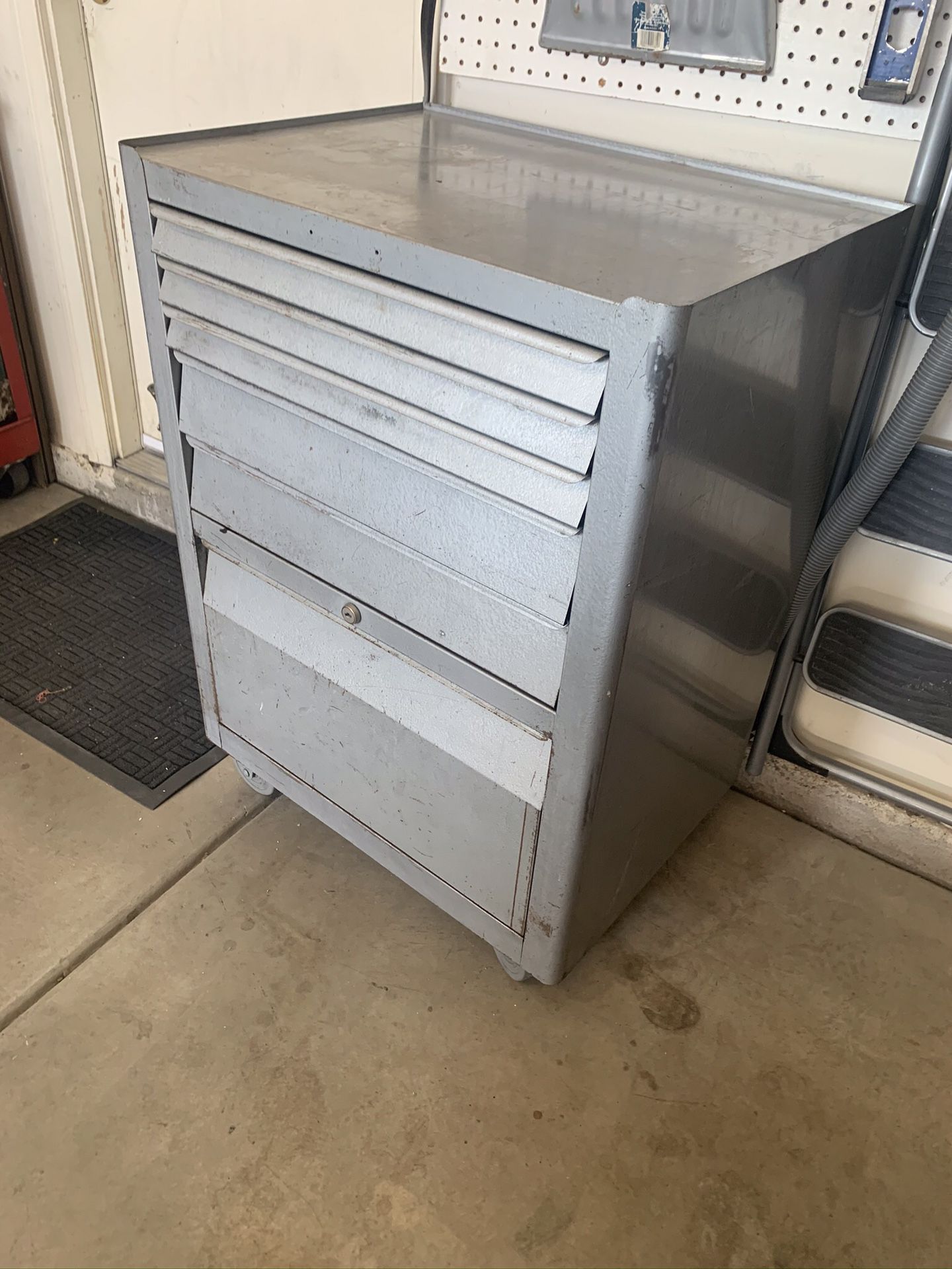 SNAP ON KRA-377A TOOL BOX. SNAPON TOOL CHEST STORAGE CABINET (w-27 Inches H-37 Inches D-19 1/4 Inches) No Key $235.oo