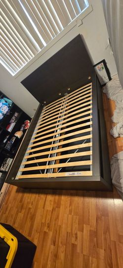 Ikea MALM w/ storage boxes (Queen Size)
