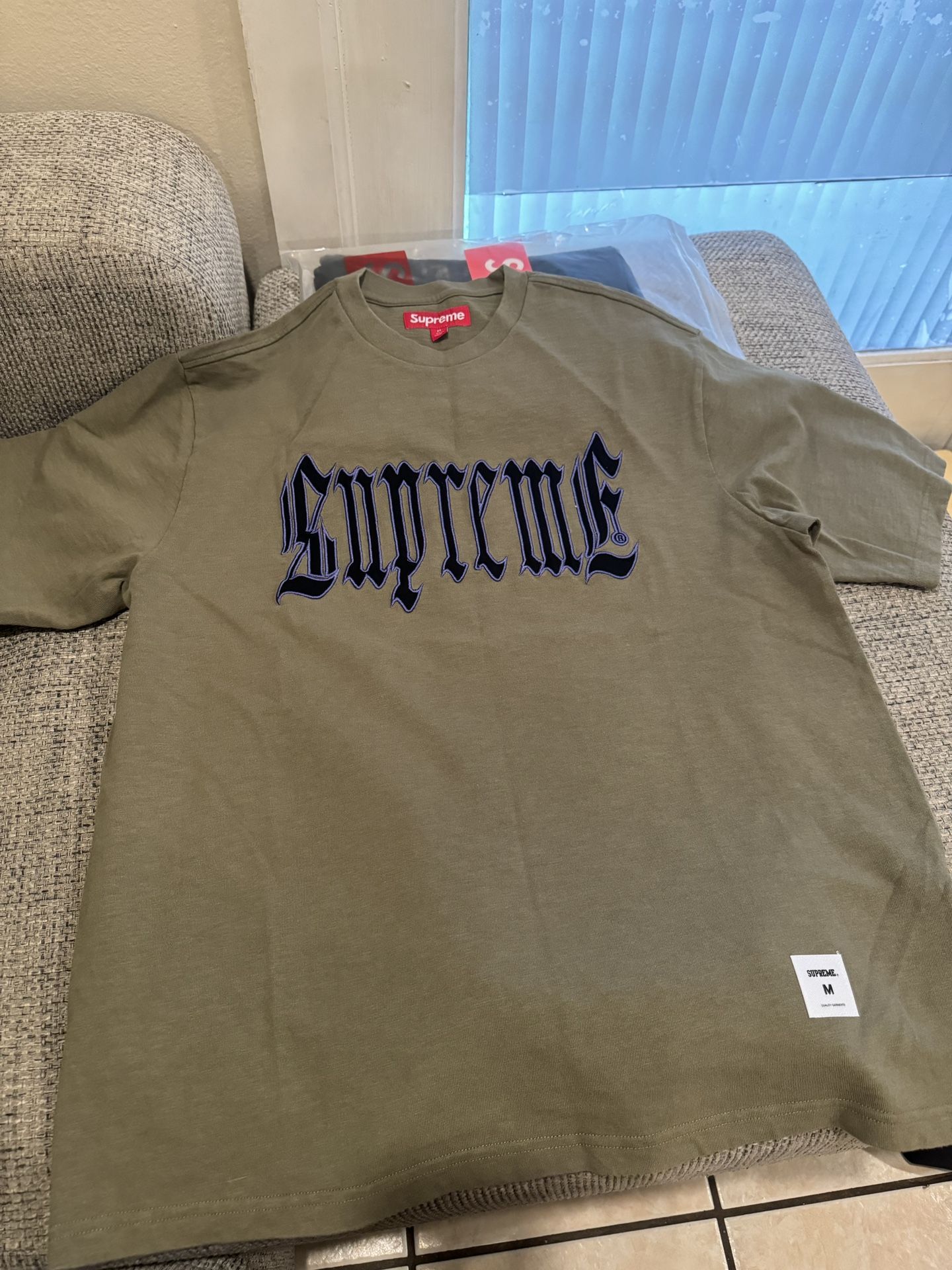 supreme shirt size m