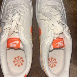 MENS 7.5 SNEAKERS WHITE ORANGE 