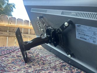 Samsung TV - 32 Inch