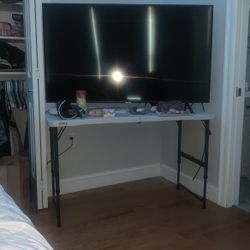tv samsung with a stand table and antenna 55” and remote control 