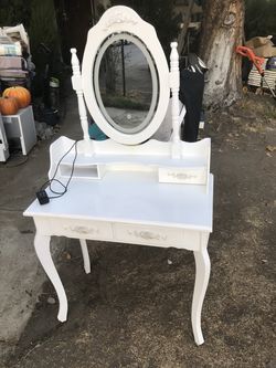 !! Lighted Vanity Desk Missing a Drawer
