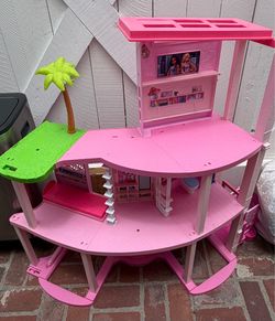 Barbie dream house, Barbie’s and accessories