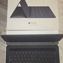 iPad Pro Magic Smart Keyboard -Used
