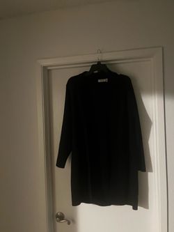 New Versatile black longline cardigan from the brand Cloth. This open-front sweater has long sleeves and a mid-thigh length. It is a solid black knit