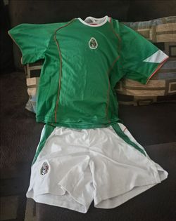 YOUTH  Mexico soccer kit.   (replica) size Y 14