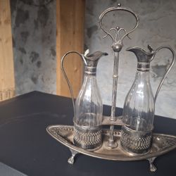 ANTIQUE CRUET SILVERPLATE OUL & VINEGAR SET. (1900s)