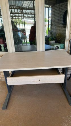 Sturdy Nice desk 25.00 metal base