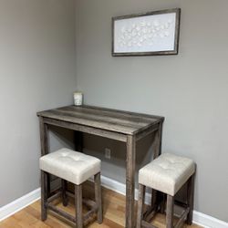 Talk Wood Table With Two Stools 