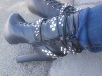 Boots size 7