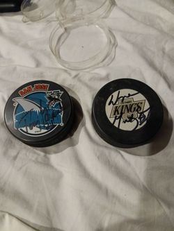 Wayne gretzky hockey puck. Winning game puck authentic autograph in protective case.
