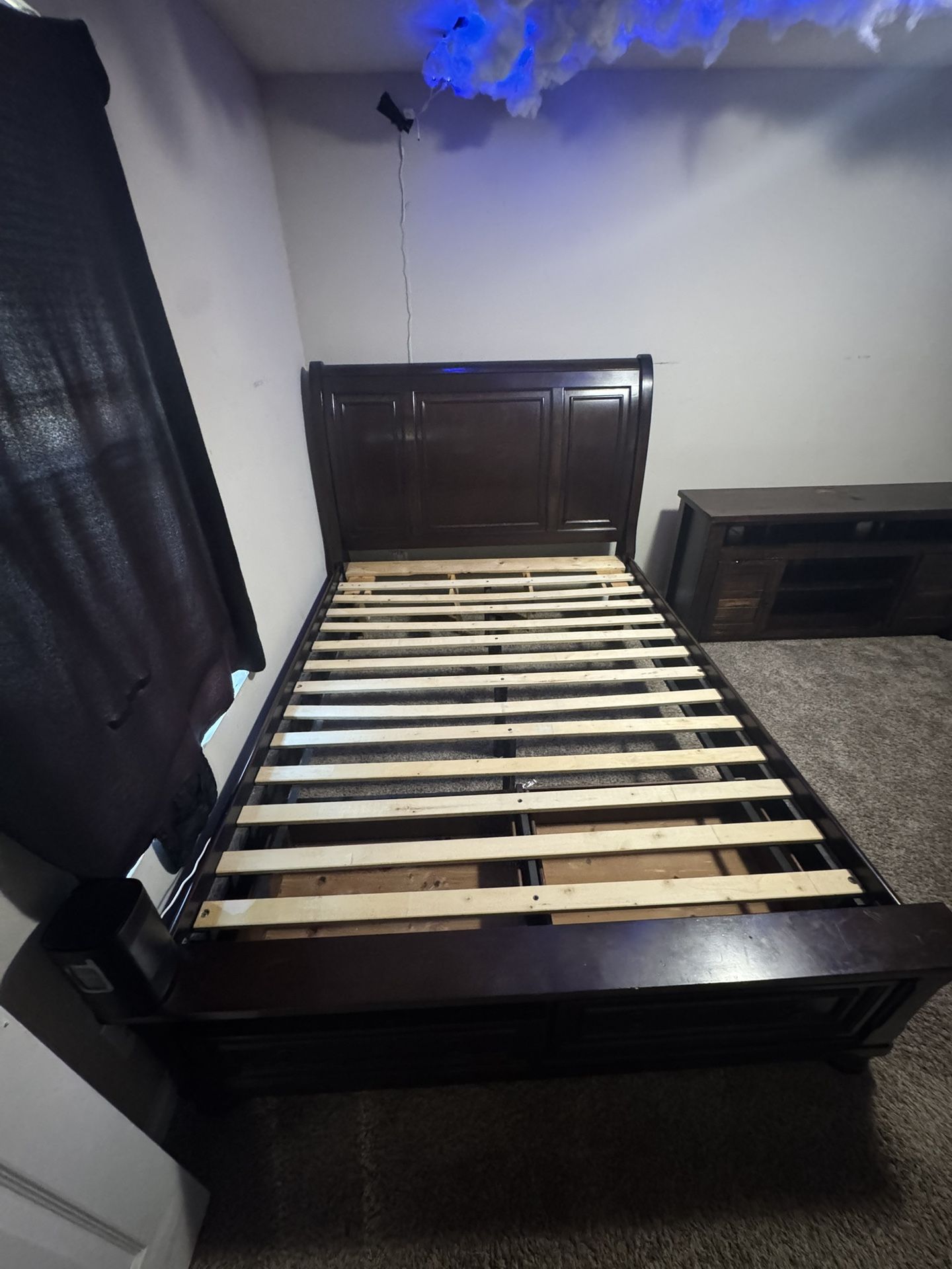 🛏 Sleigh Bed + 📺 Rustic TV Stand – Matching Set – $450 OBO