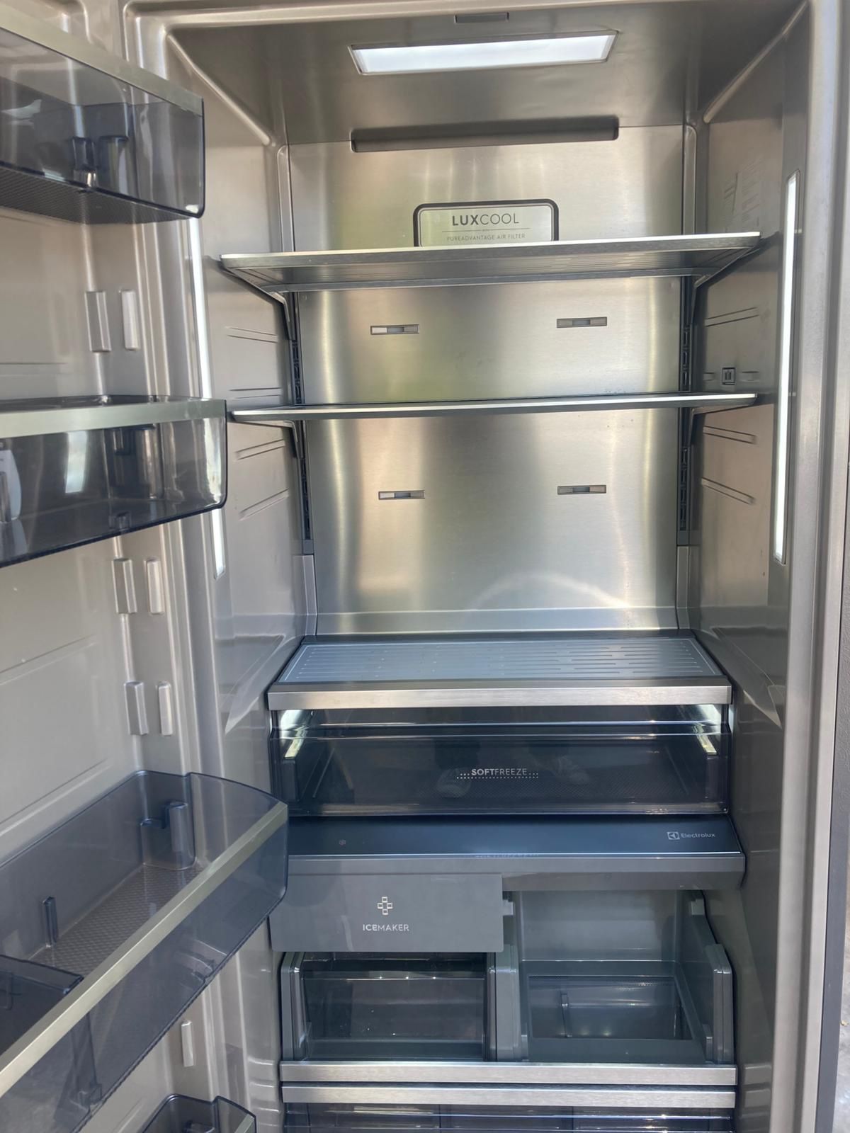 Frigidaire professional freezer works perfect in great condition. Free delivery to the garage.