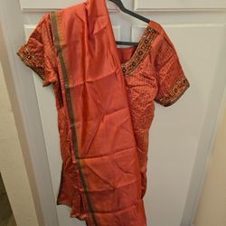 Indian Outfit Set (Kurta + Pants + Dupatta) – Embroidered – XLBeautiful traditional Indian outfit set in excellent condition.
Includes: • Kurta (top) 