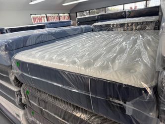 QUEEN SIZE STEARNS & FOSTER (FIRM) MATTRESS & BOX SPRING BED SET