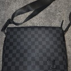 MESSENGER BAG