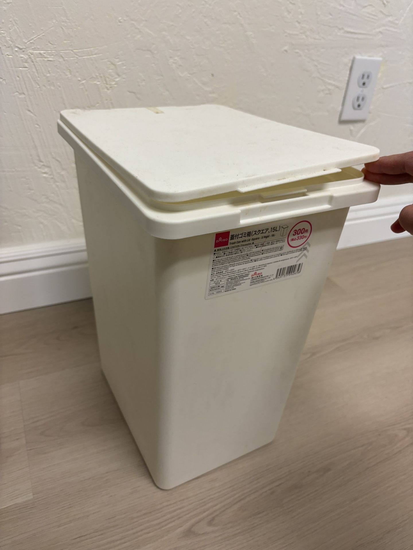 Trash Can with cover