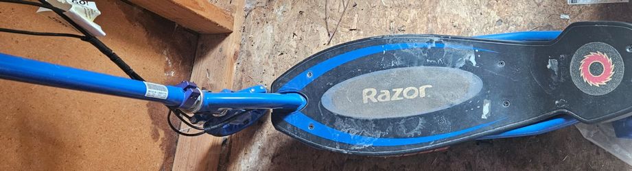 Electric razor scooter