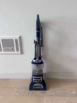 Shark Navigator Lift away Deluxe vacuum