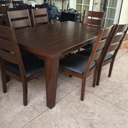 Dining Table And 6 Chairs 