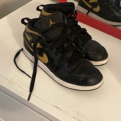 Gold And Black Nikes 