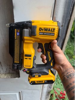 Dewalt 23g pin nailer with battery and charger