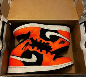 Nike Air Jordans Mid 1