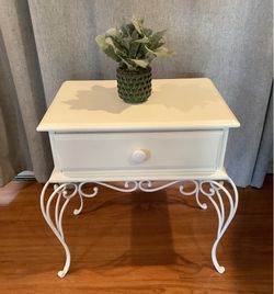 WOODEN VINTAGE STYLE WHITE NIGHTSTAND W/ METAL SCROLLWORK LEGS