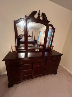 Broyhill Queen Bedroom - Like new