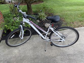 Schwinn Seventh Avenue Hybrid Women’s Bike. 16” frame with 26” wheels!