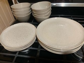 Beige dishes with bowls