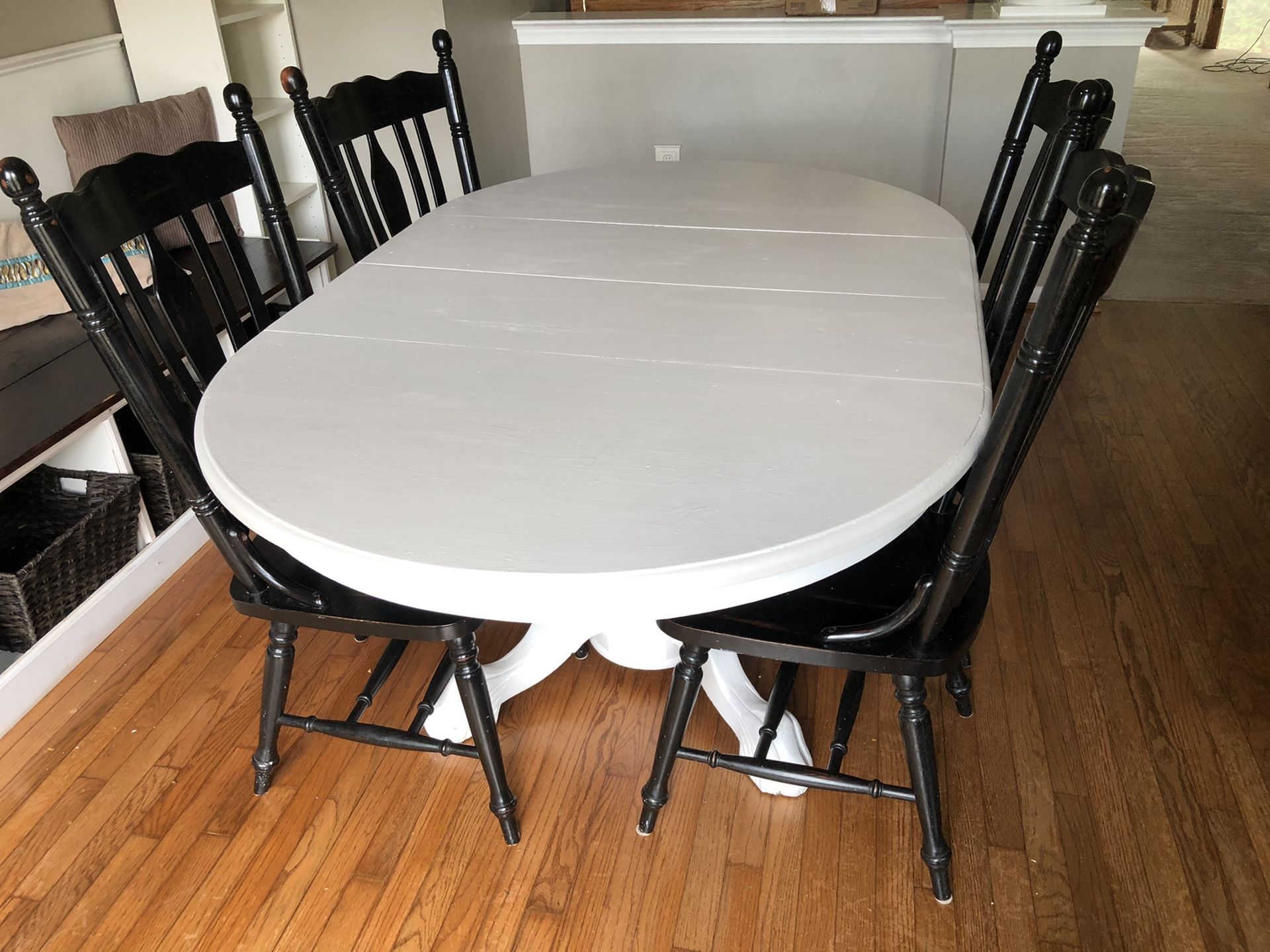 Dining table + 4 chairs