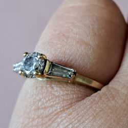 Anillo De  Oro De 14k Con 3piedras Blancas-tornasol
