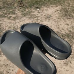 Yeezy Slide Size 9.0
