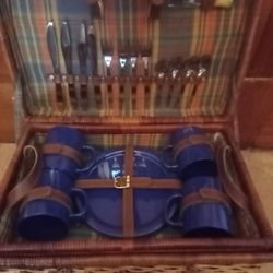 PRICE CUT! NICE PICNIC BASKET FOR 4