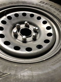 Set 17” wheel and tires come with 24 lug nuts , fit Chevrolet full size truck or full size SUV ready to roll , all air up $125.00