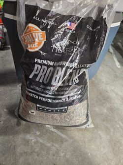 Premium hardwood pellets