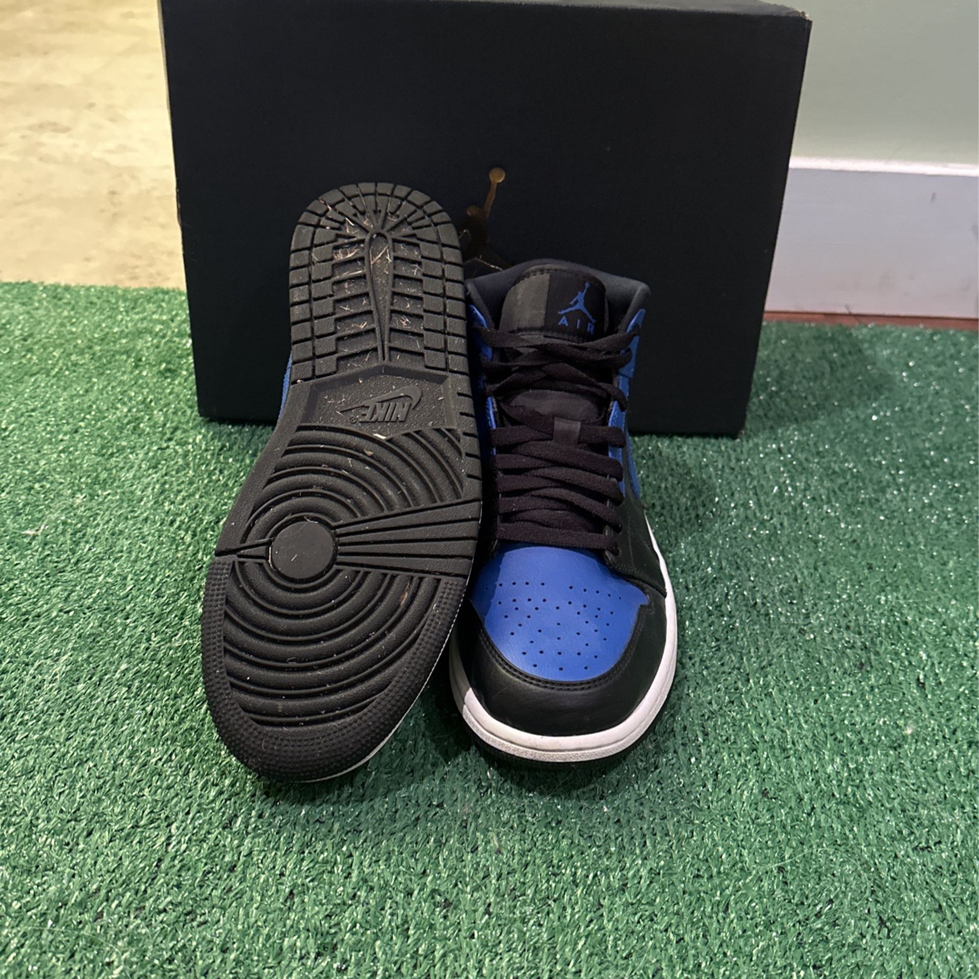 Air Jordan One Mid Size Men 9.5 With Box
