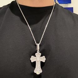 Moissanite pendent and chain