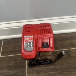 Milwaukee FAST CHARGER
