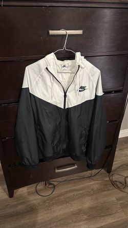 Nike Women’s Windbreaker Size L