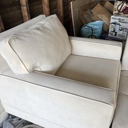 1 Cream Lounge Chair 