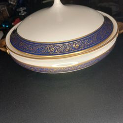 Lenox Barclay~(1)~Ivory Gold Cobalt Round Covered Vegetable Bowl and Lid~Perfect

Dolls and Dishes (2783)