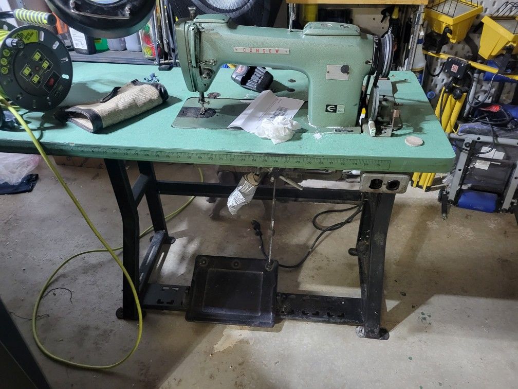 CONSEW HEAVY DUTY INDUSTRIAL SEWING MACHINE MODEL 220 With TABLE for